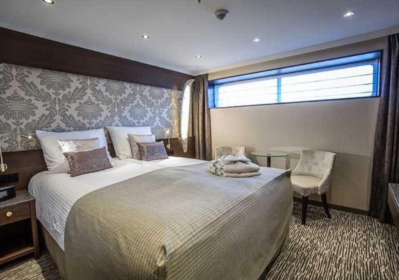 Baxter Hoare Ship Ii Hotel